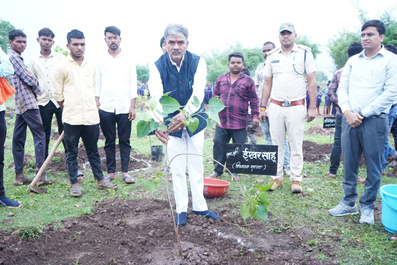 ग्राम बिरनपुर मे 36 एकड़ भूमि पर वृक्षारोपण का भव्य आयोजन 