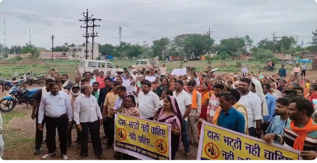 नई शराब दुकान खोलने के विरोध में ग्राम अछोली के ग्रामीण पहुंचे एसडीएम कार्यालय, किया प्रदर्शन