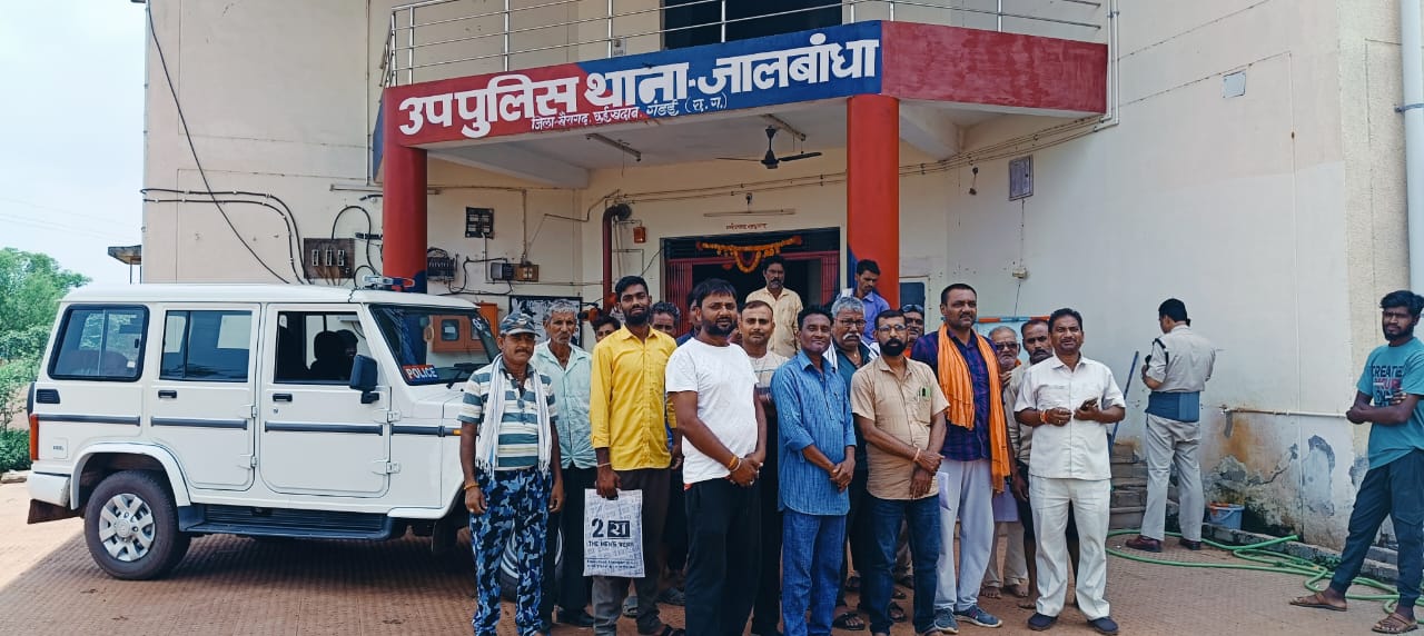 मुख्य सड़क को जोतकर बना दिया खेत, दो जिलों के 20 गांवों का संपर्क टूटा,ग्रामीणों में आक्रोश, चक्काजाम की चेतावनी थाने में शिकायत