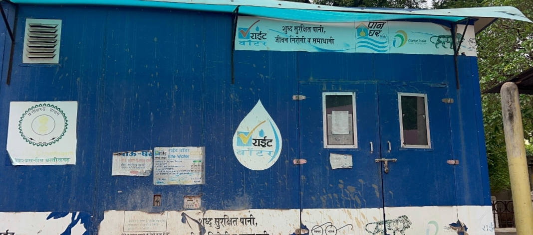 लाखों के वाटर मशीन होने के बावजूद यात्री पानी के लिए त्राहि त्राहि